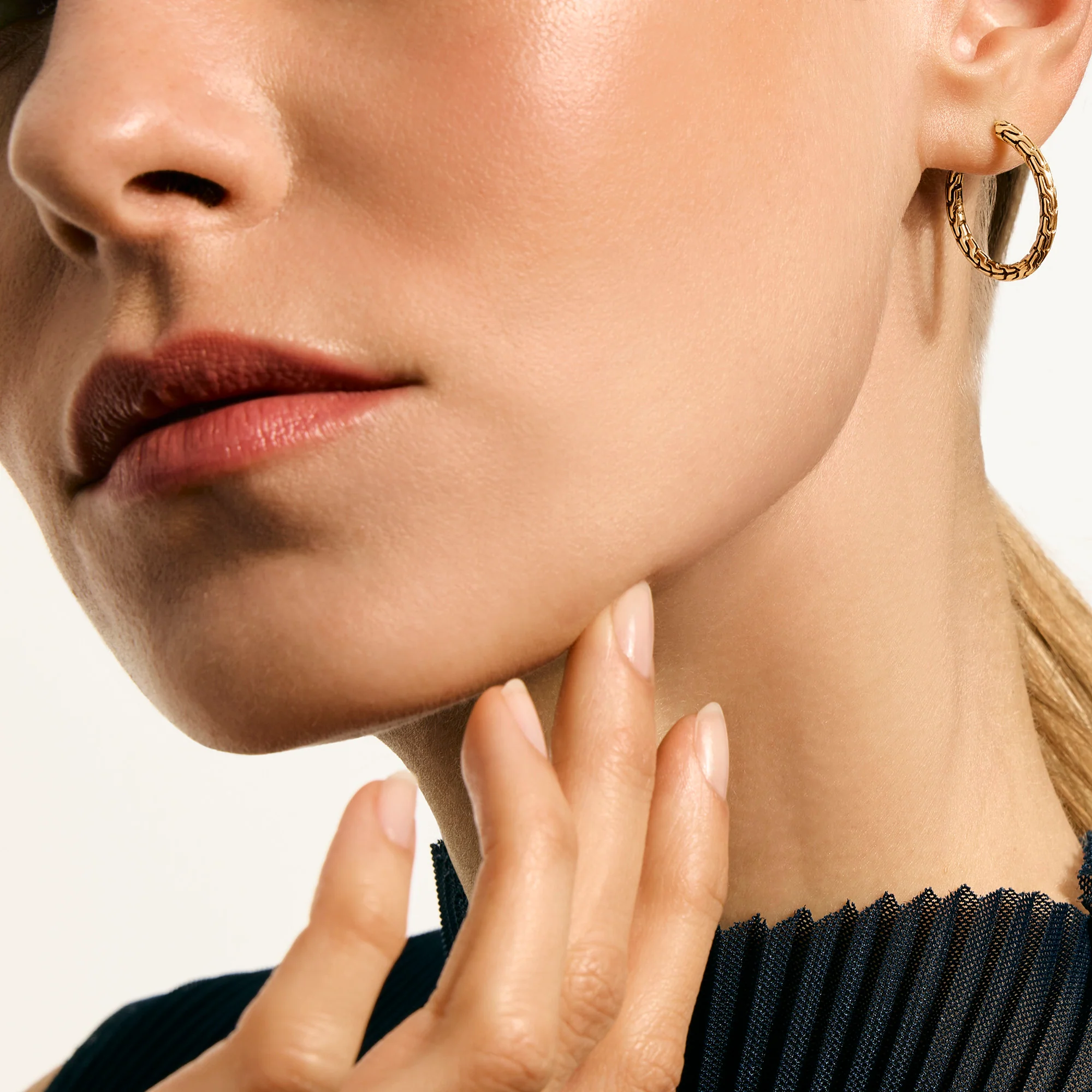 JH Essential Hoop Earrings, Gold, 22MM|EGG98923 - Image 4